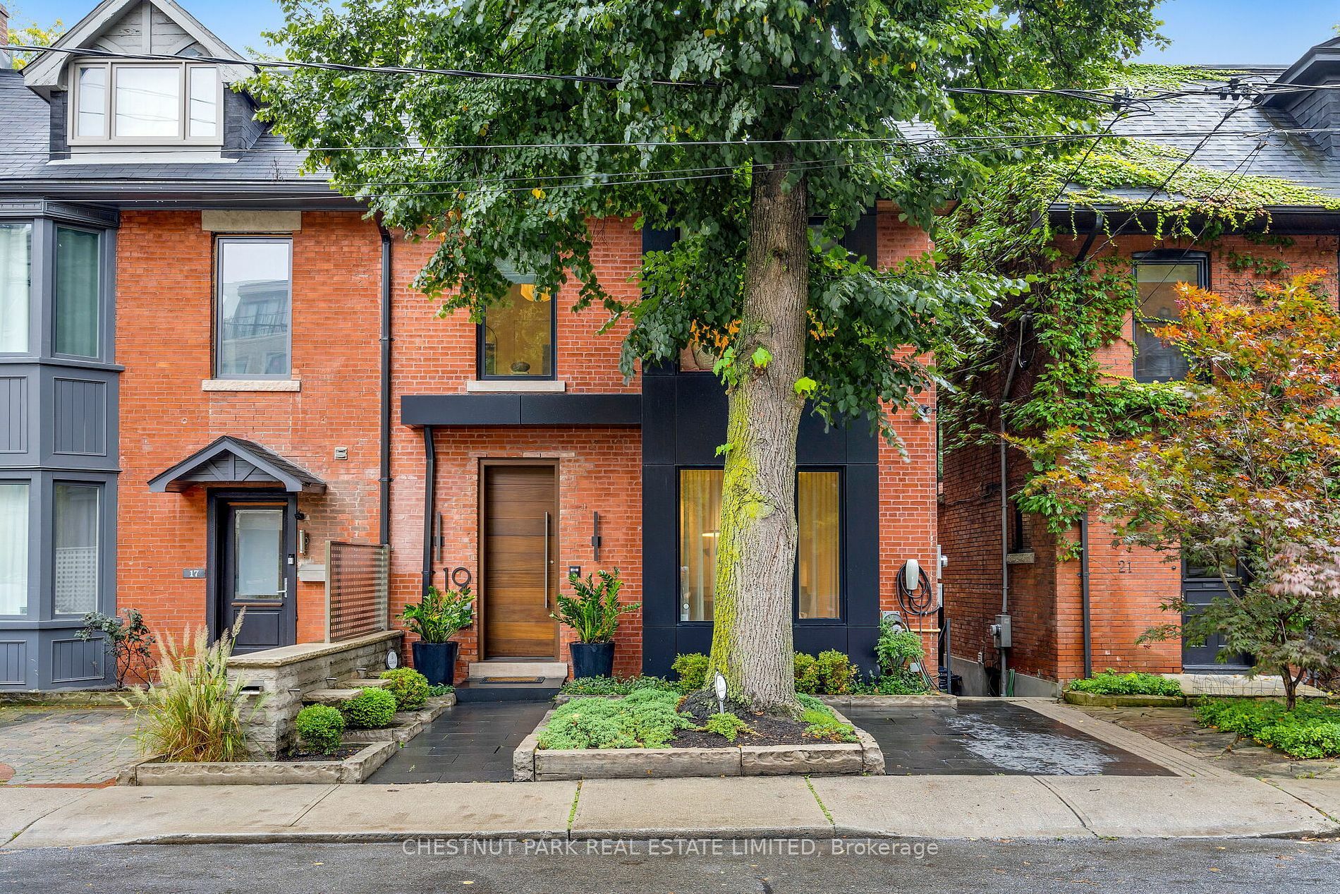 Property Photo:  19 Woodlawn Ave W  ON M4V 1G6 