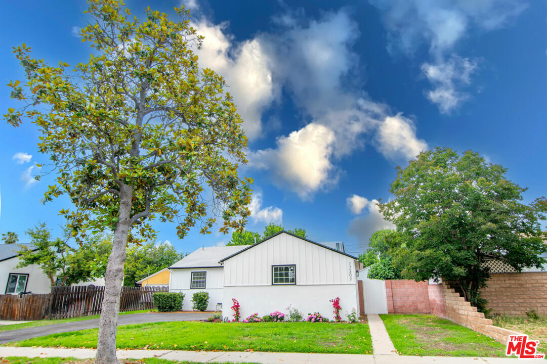 Property Photo:  17209 Stagg St  CA 91406 