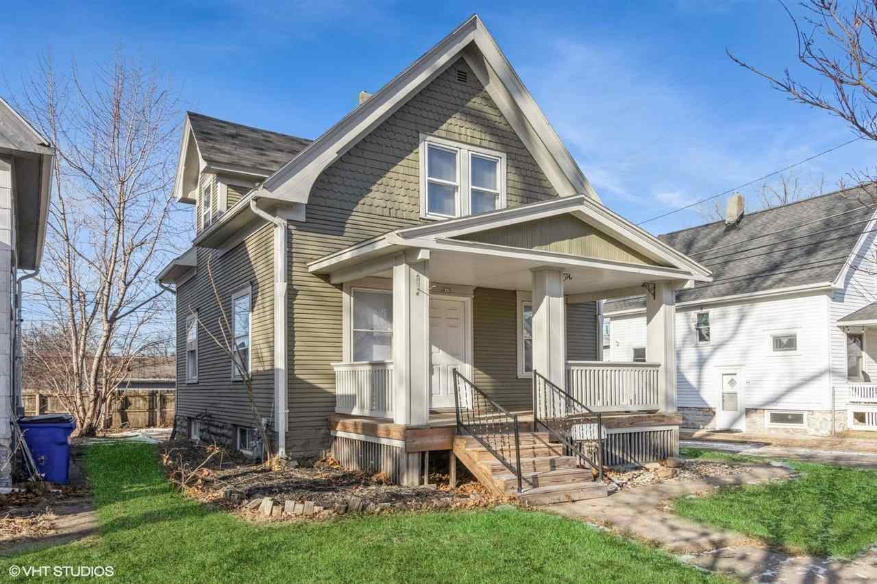 Property Photo:  615 16th St SE  IA 52403 