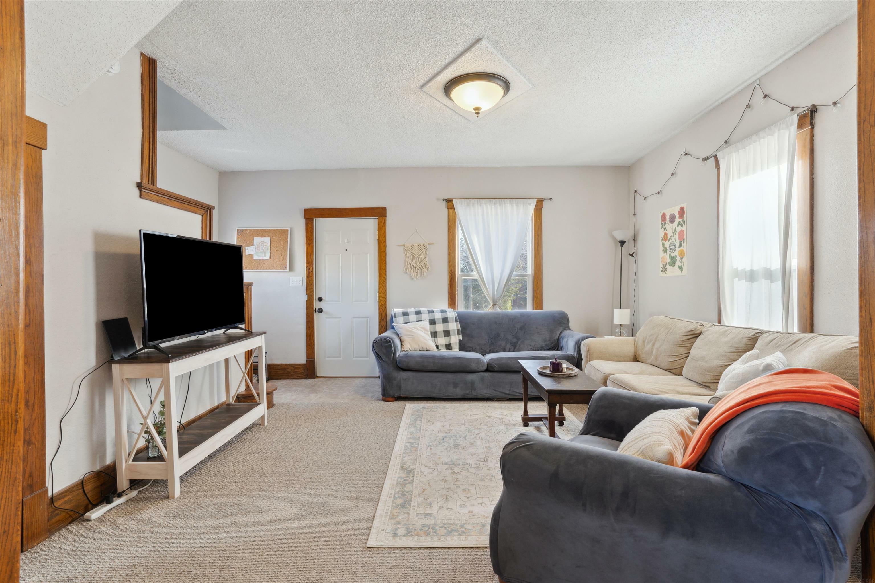 Property Photo:  2415 Franklin Street  IA 50613 