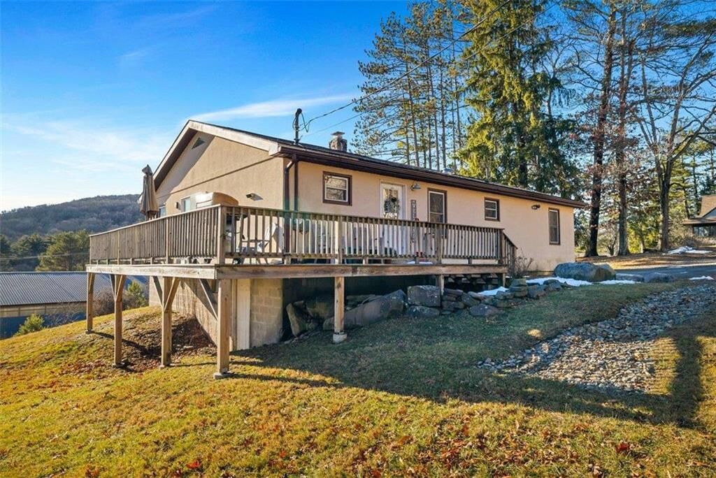 Property Photo:  132 Barn Swallow Lane  PA 18326