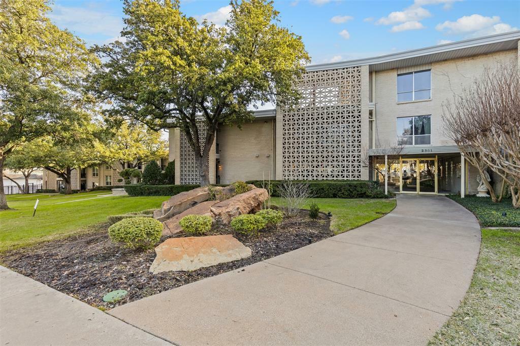 Property Photo: 2301 Ridgmar Plaza 4 TX 76116