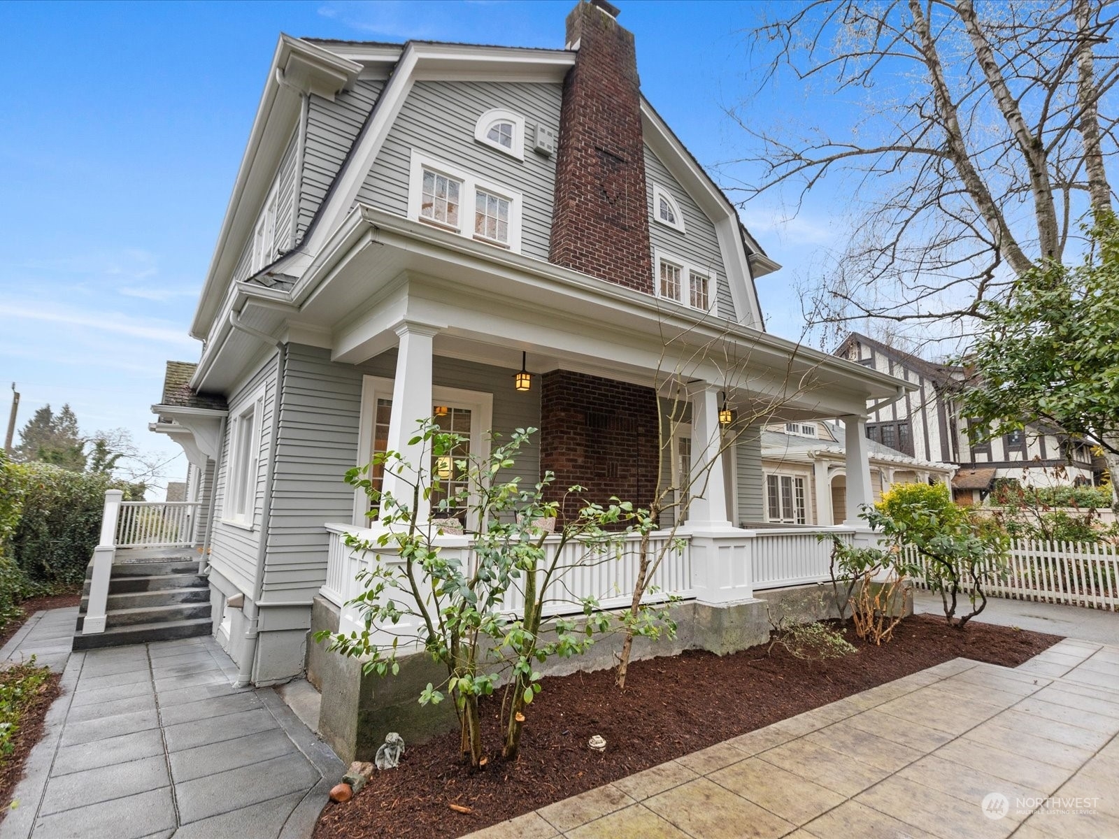 Property Photo:  2201 E Aloha Street  WA 98112 