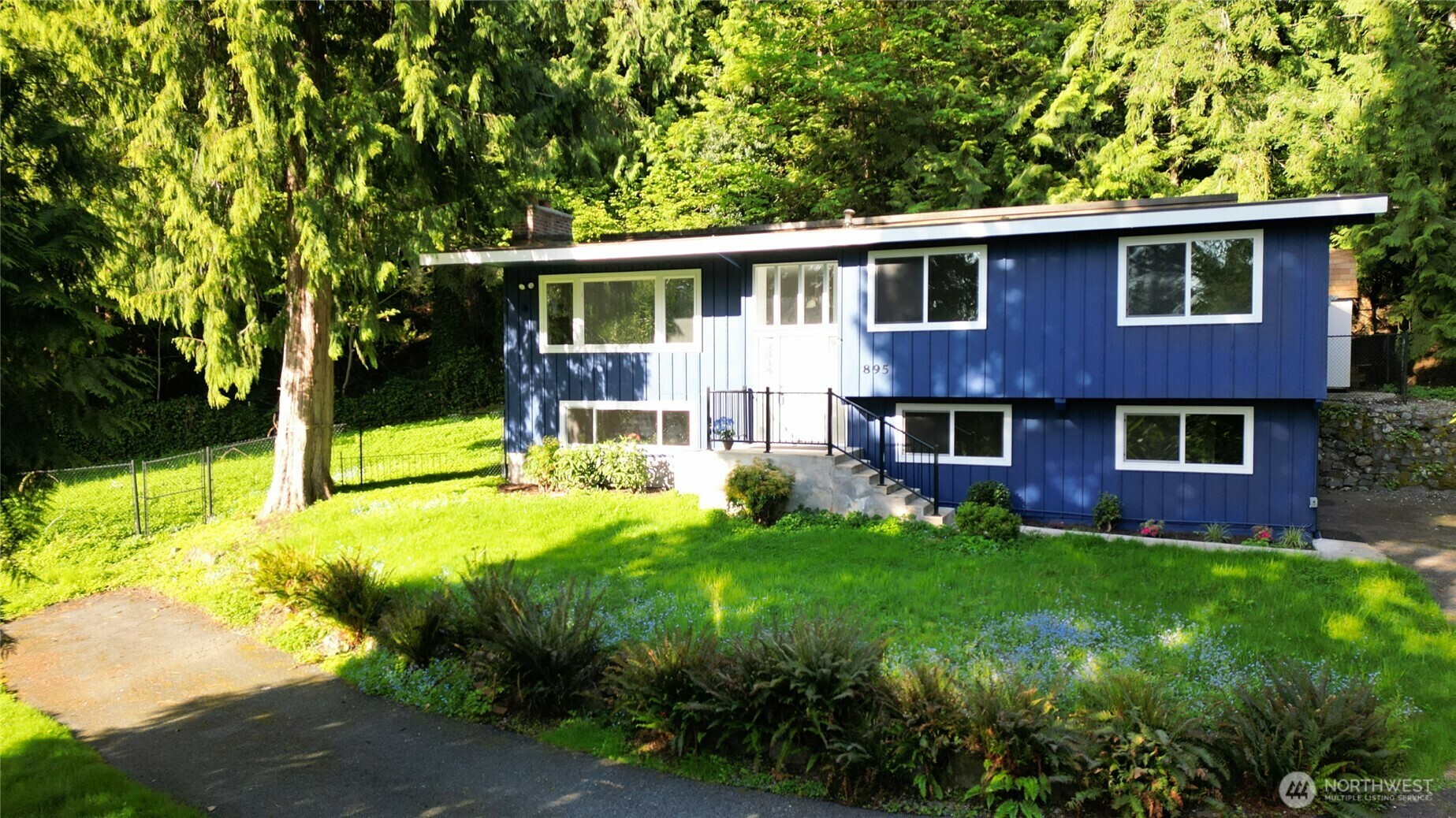 Property Photo:  895  Wildwood Boulevard SW  WA 98027 