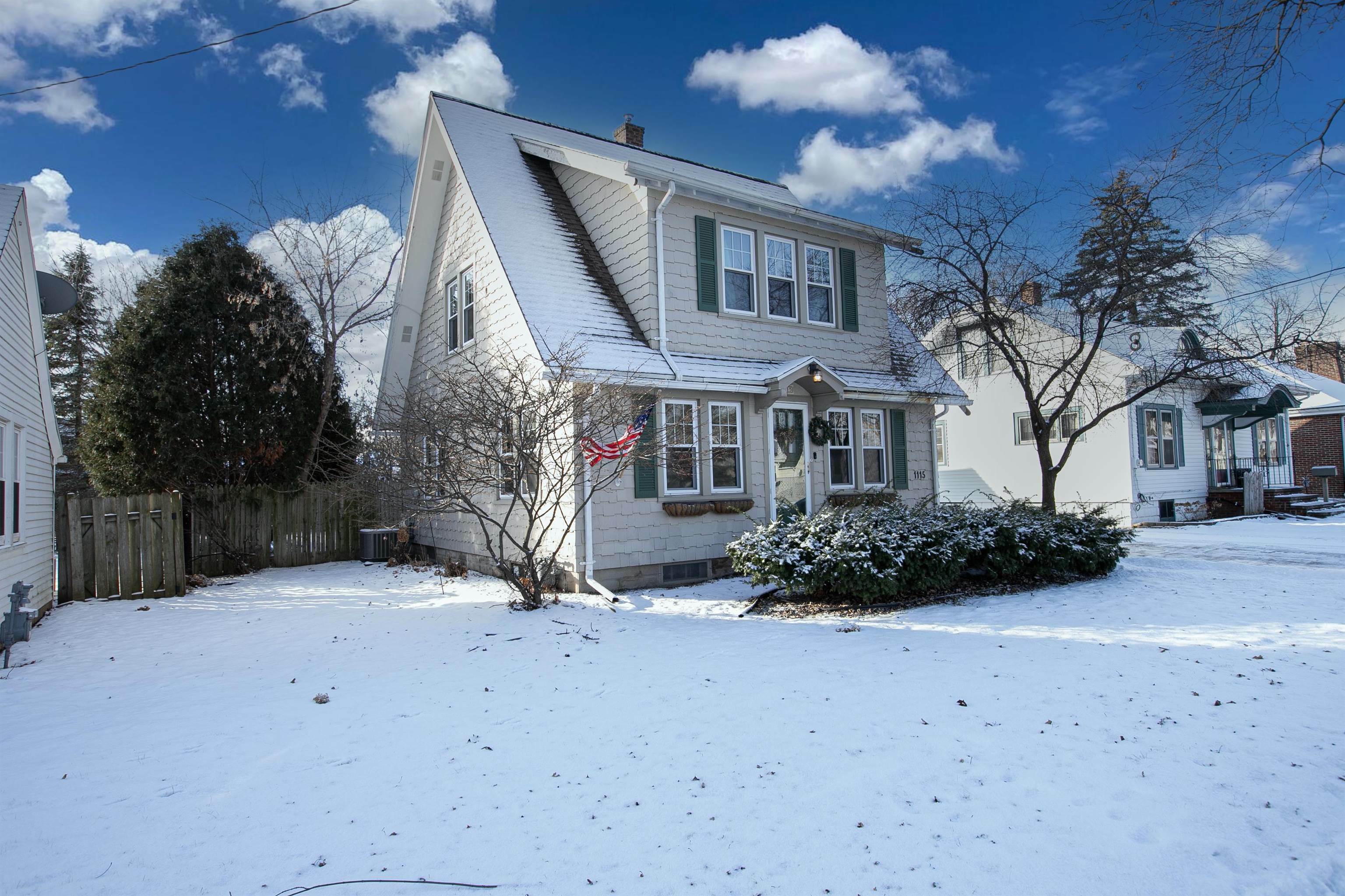 Property Photo:  1115 W Summer Street  WI 54914 