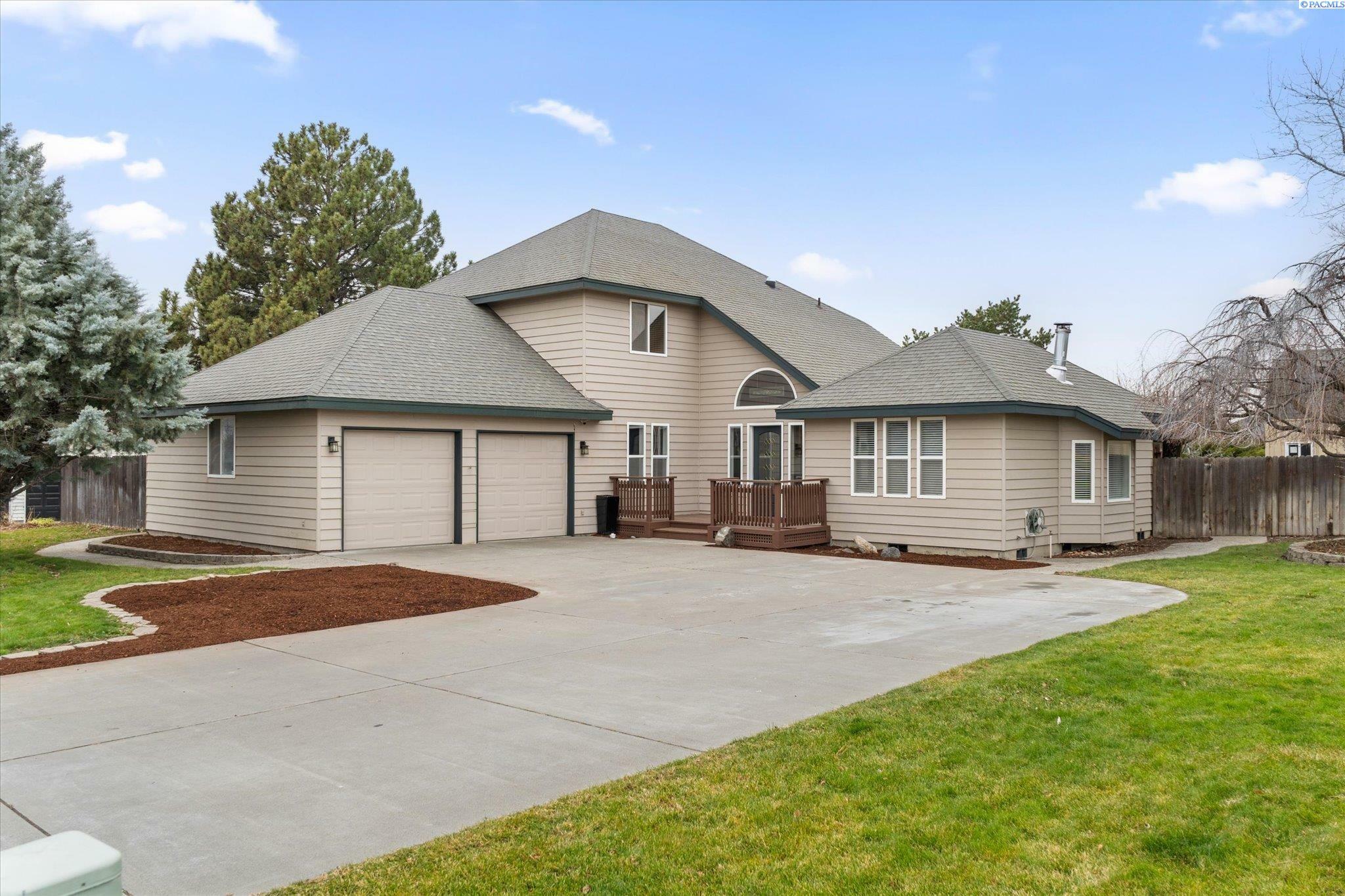 Property Photo:  4489 Northlake Drive  WA 99353 