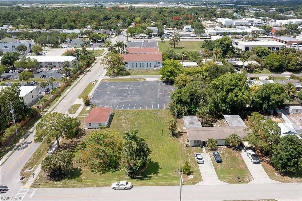 Property Photo: 1795 Shadowlawn Dr FL 34112