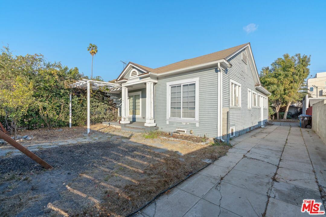 Property Photo:  412  N Kingsley Dr  CA 90004 