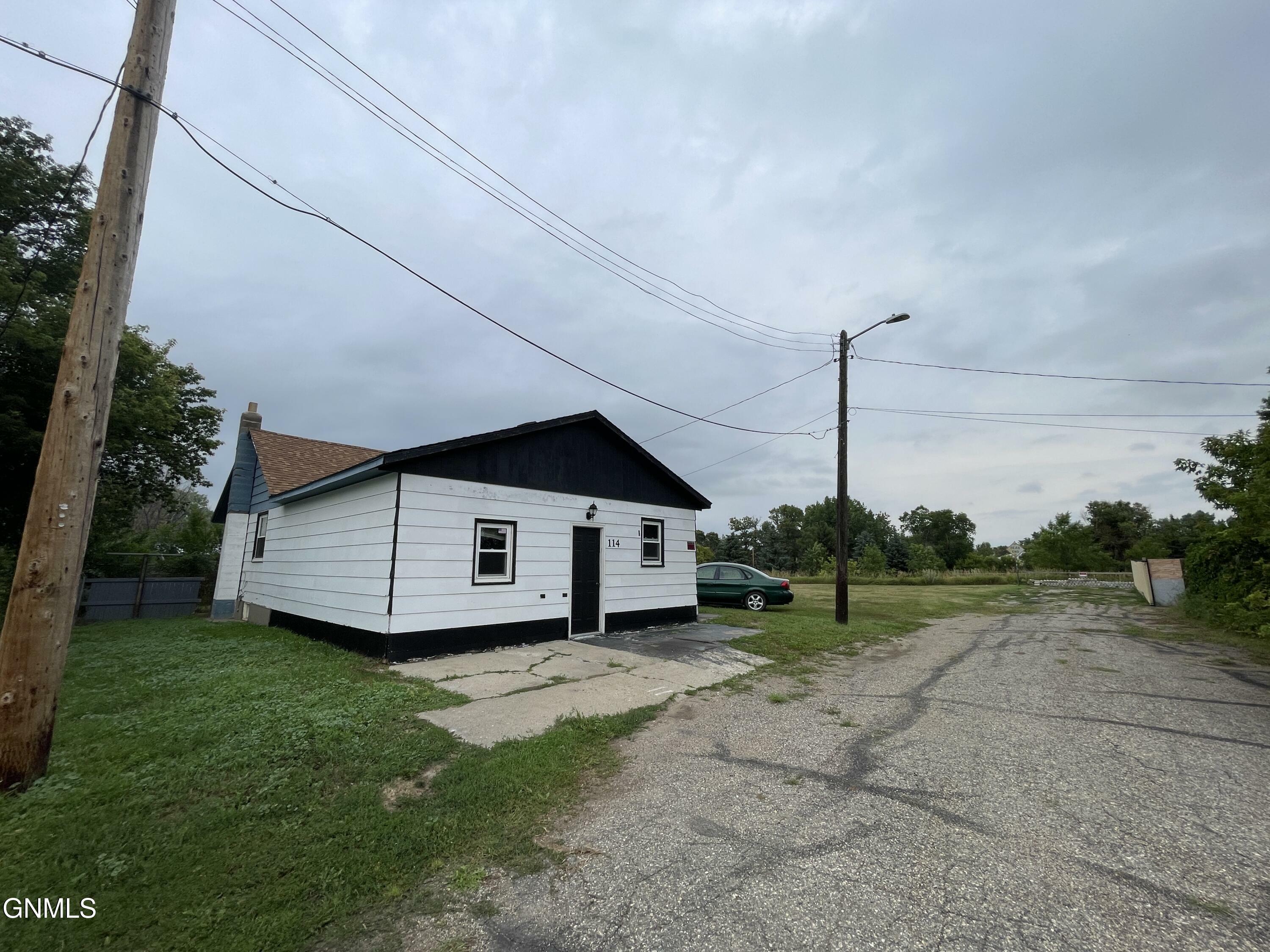 Property Photo:  114 4 Avenue W  ND 58580 