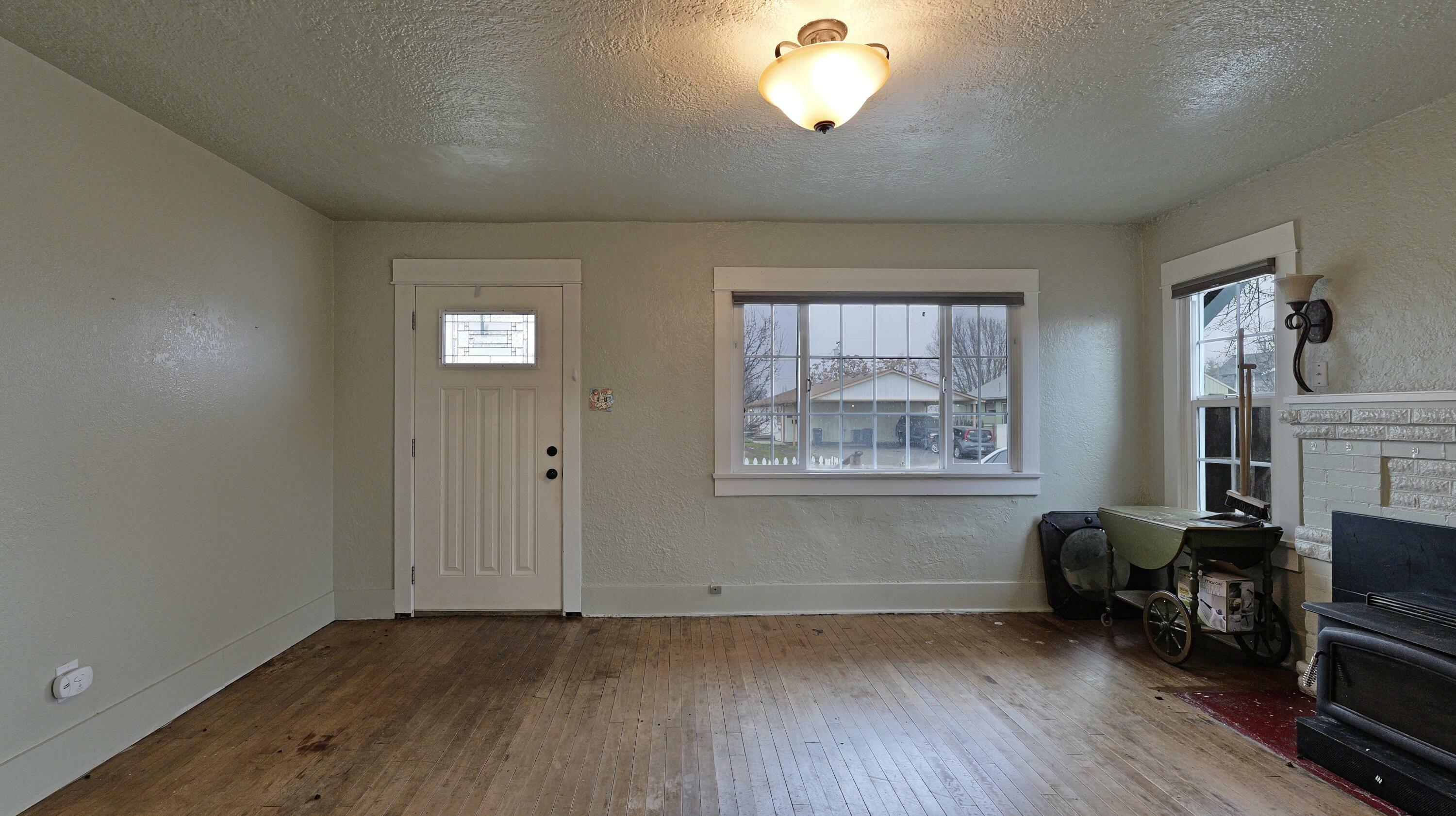 Property Photo:  723 W 2nd Street  OR 97501 