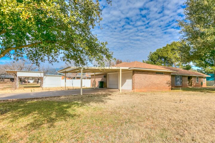 Property Photo: 324 Cumbie St TX 76933