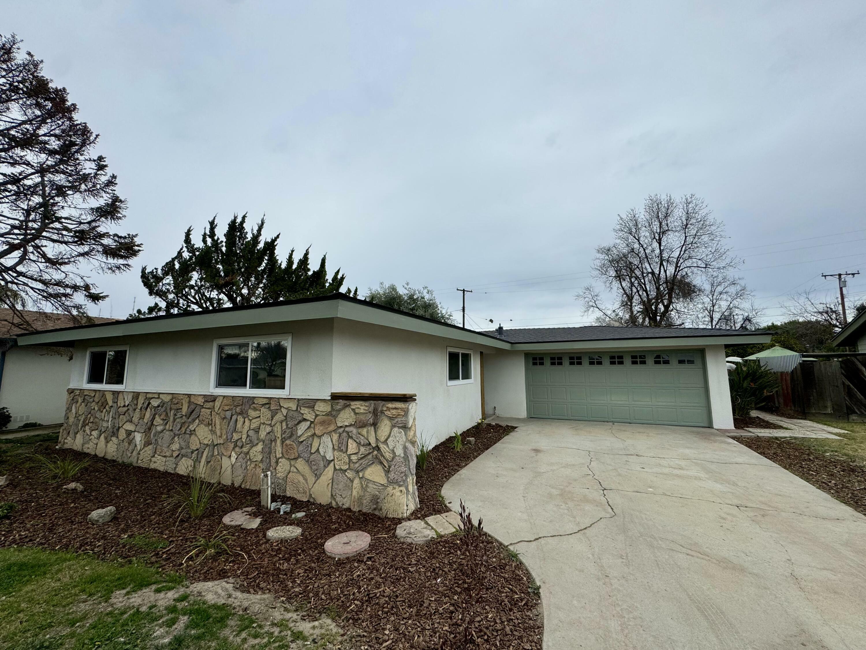 Property Photo:  1138 W Vassar Avenue  CA 93277 