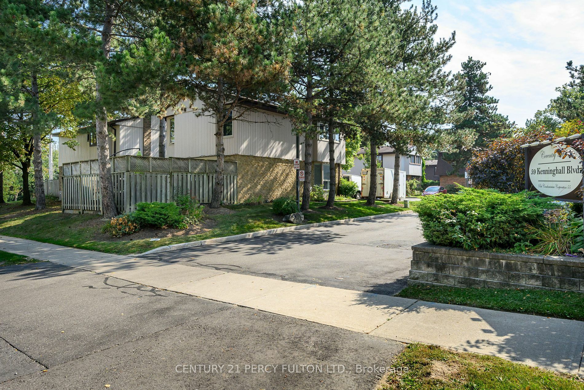 Property Photo:  59 Kenninghall Blvd 2  ON L5N 1J6 