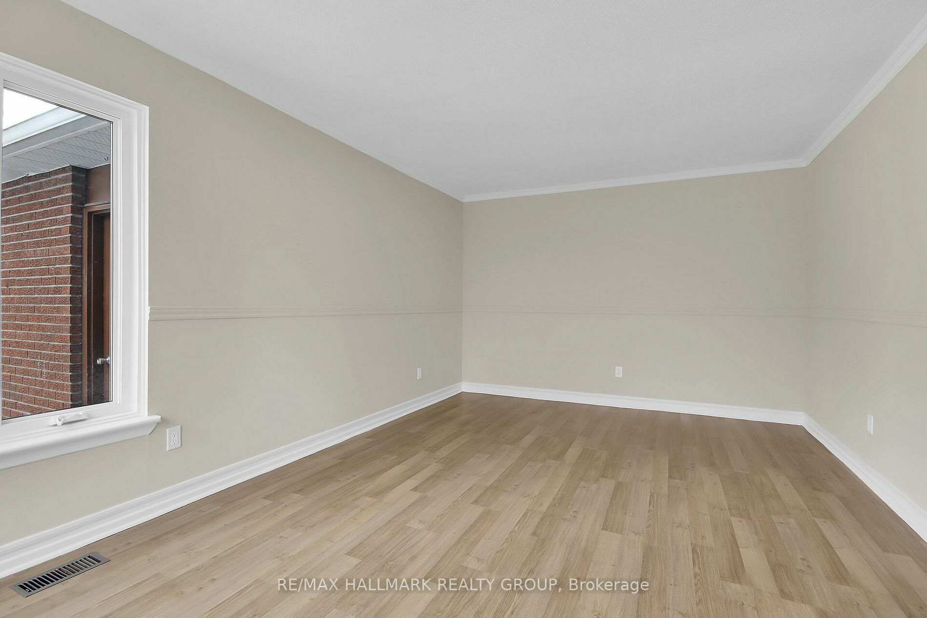 Property Photo:  30 Seabrooke Dr  ON K2L 2H7 