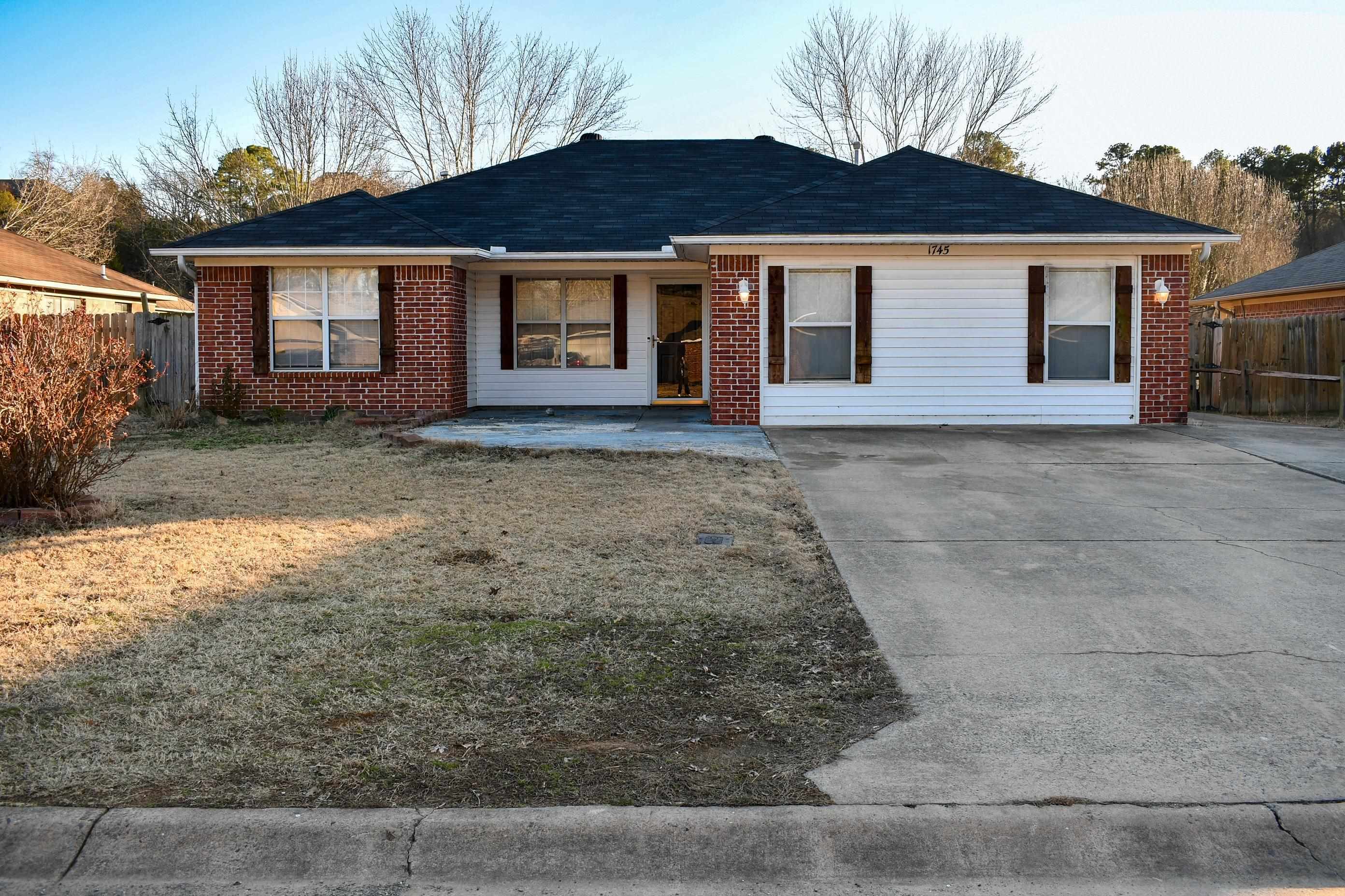 Property Photo:  1745 Southern Hills Drive  AR 72034-1902 