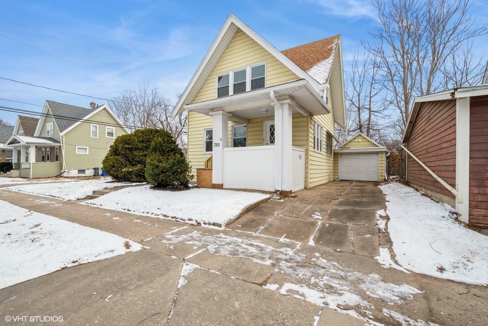 Property Photo:  720 SE 15th Street  IA 52403 