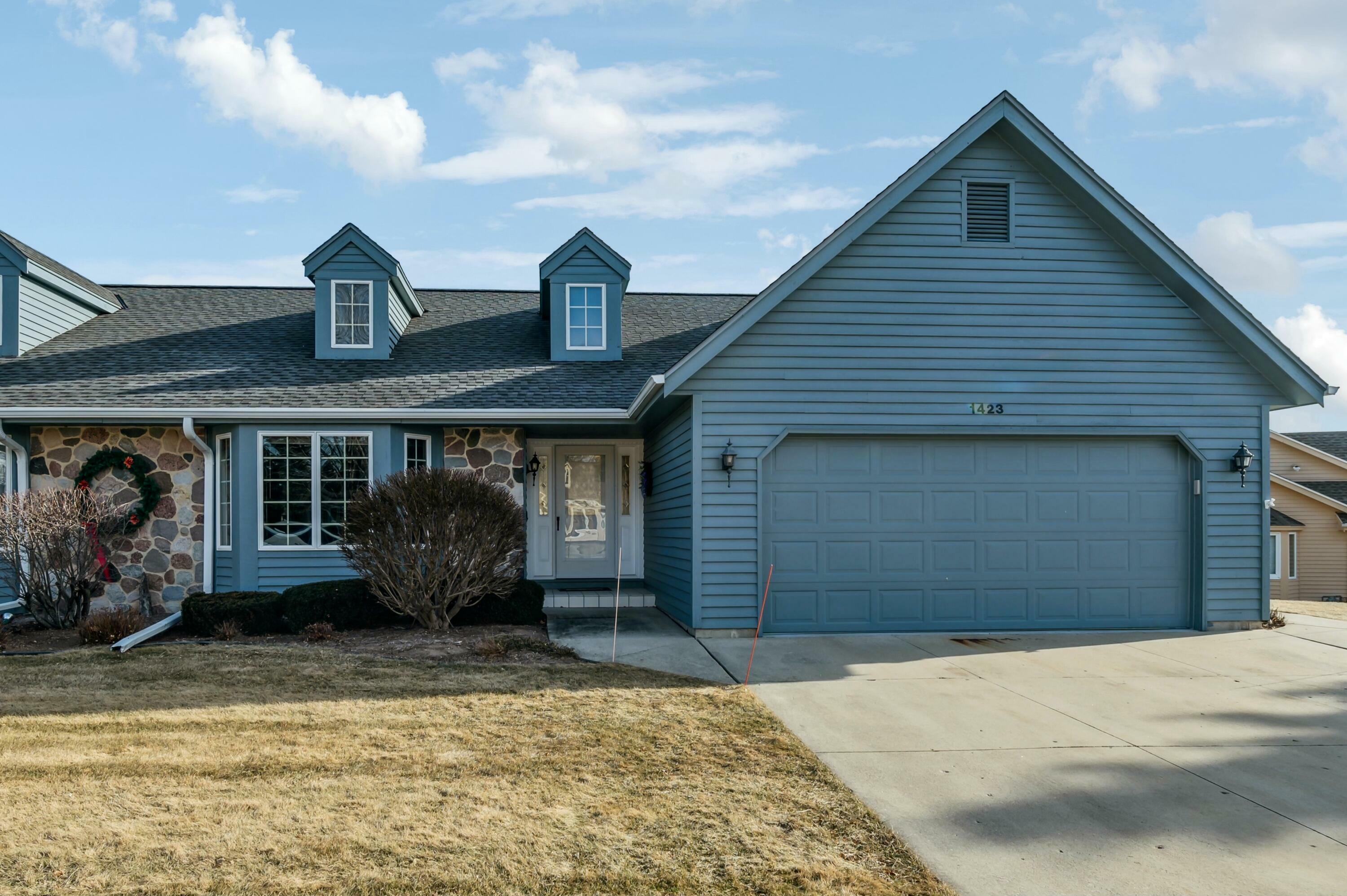 Property Photo:  1423 Ridgewood Dr  WI 53095 