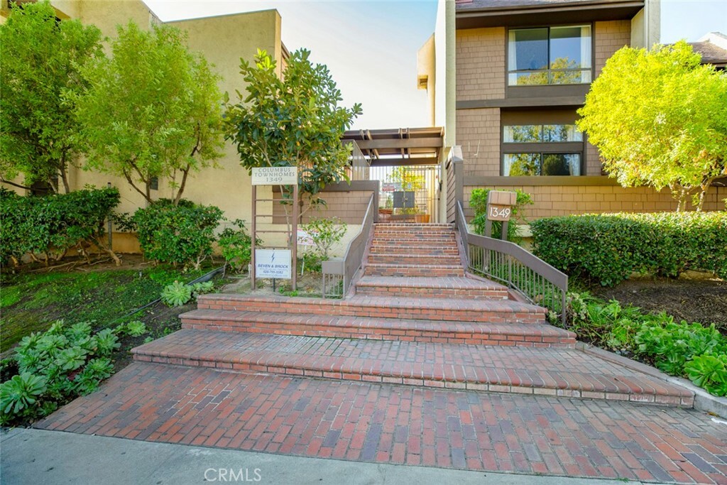 Property Photo:  1349 N Columbus Avenue 4  CA 91202 
