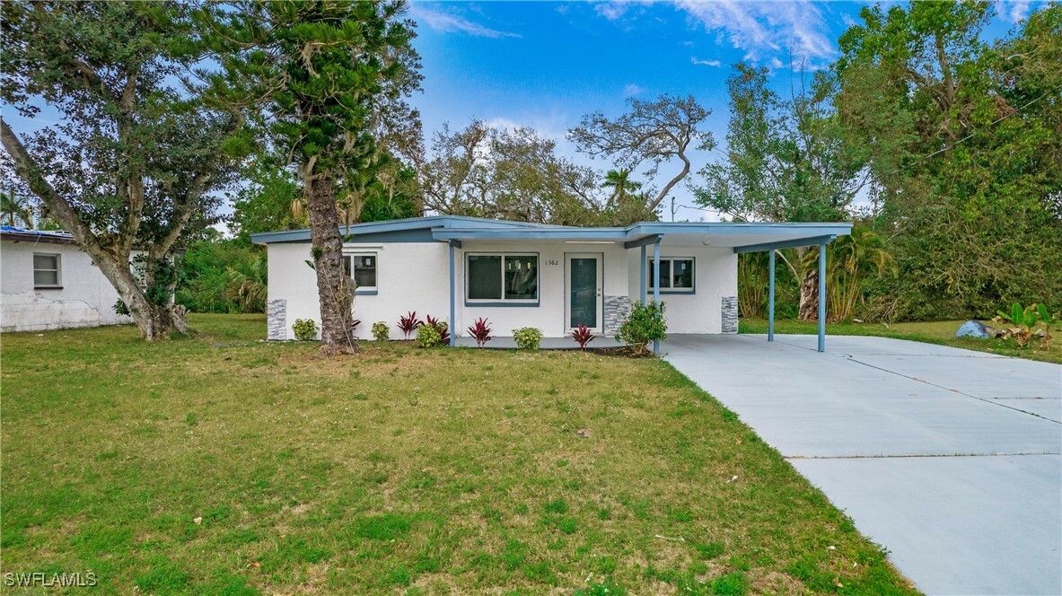 Property Photo:  1362 Brookhill Drive  FL 33916 