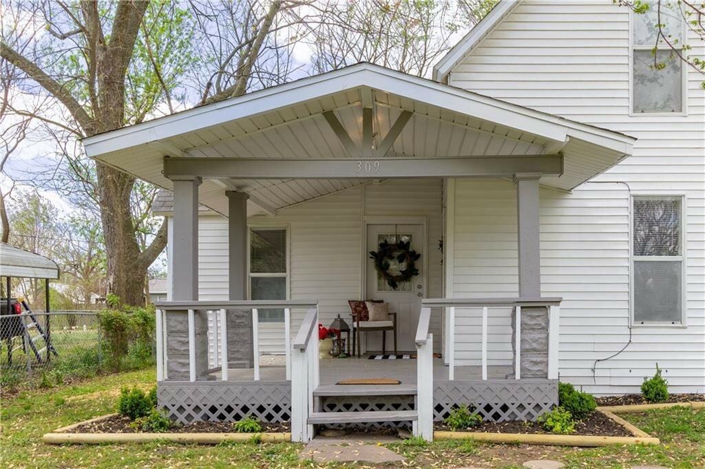 Property Photo:  309 McKinnon Avenue  AR 72734 