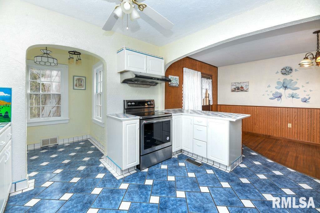 Property Photo: 515 N Broadway Street IL 61542