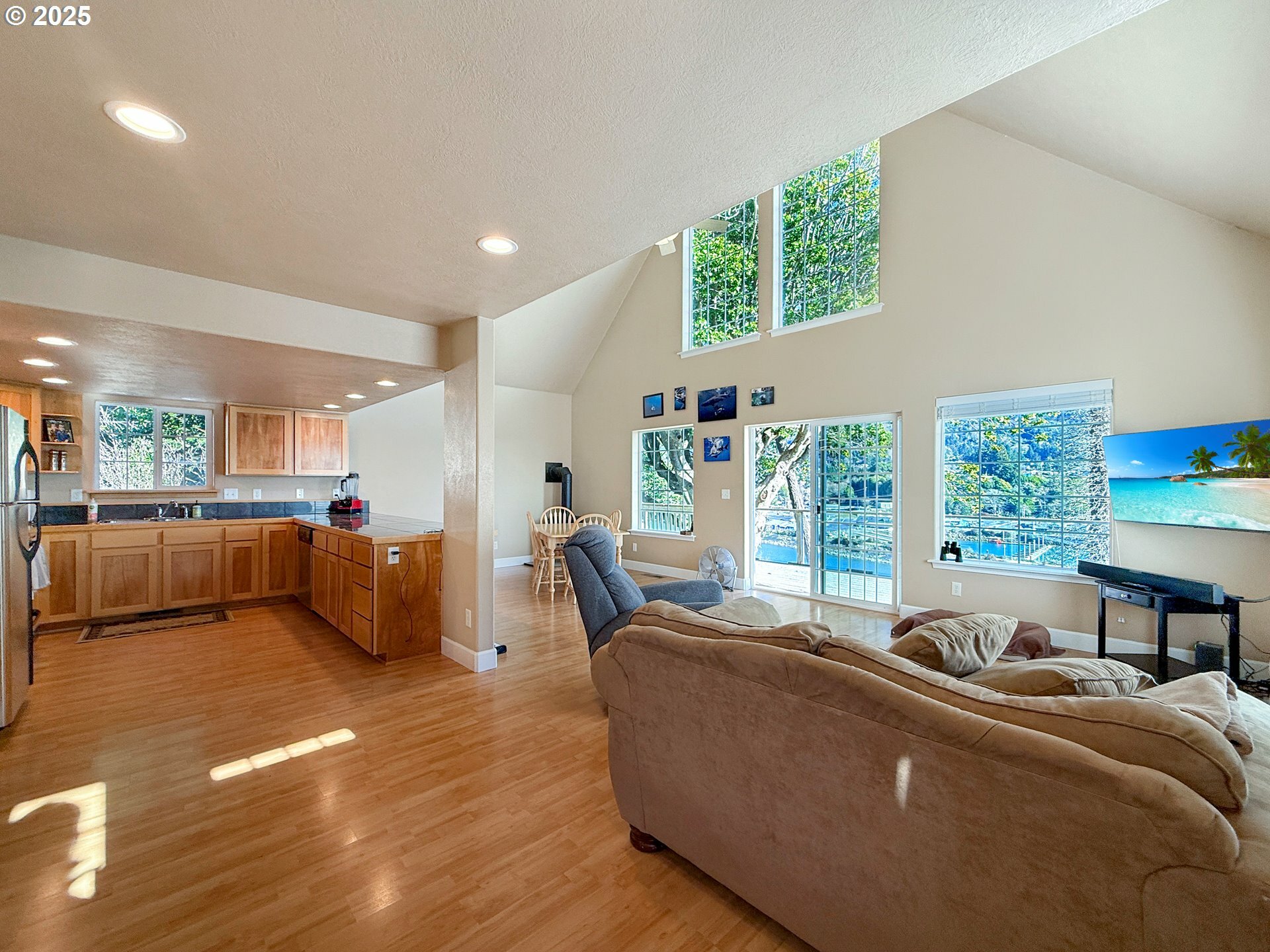 Property Photo:  322 Del Norte Ln  OR 97415 