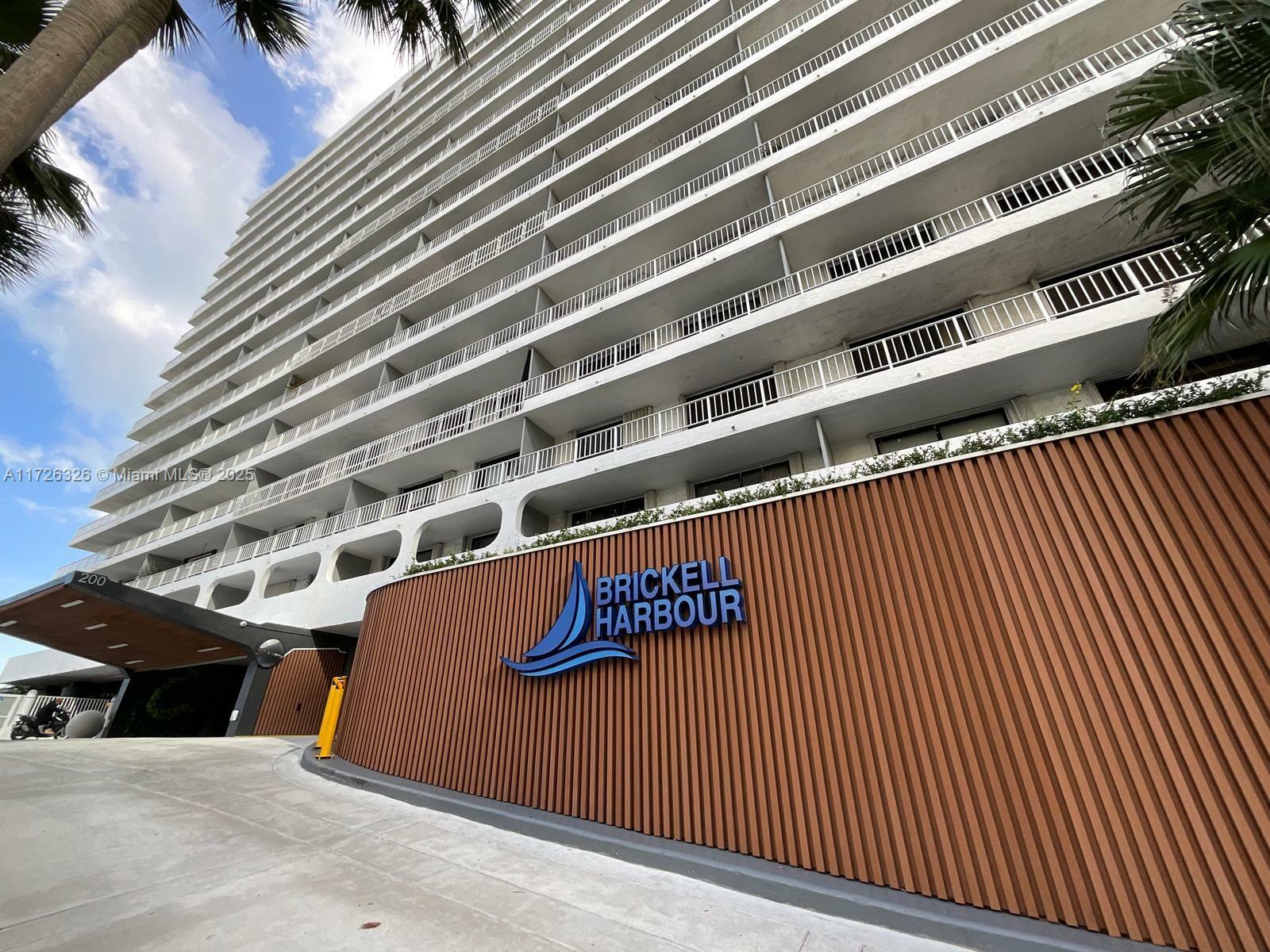 Property Photo: 200 SE 15th Rd 5K FL 33129