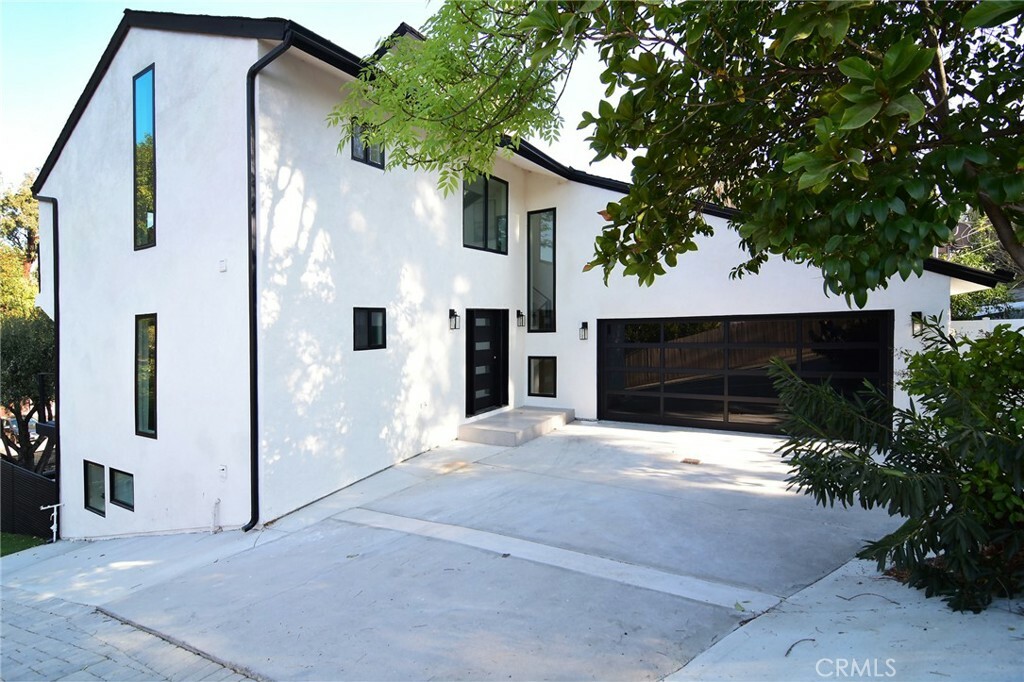 Property Photo:  22300 Avenue San Luis  CA 91364 