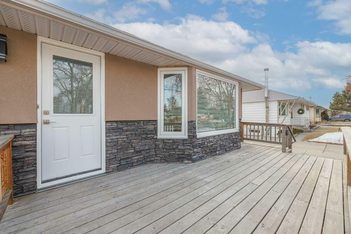 Property Photo:  48 Thornlee Crescent NW  AB T2K 2W3 