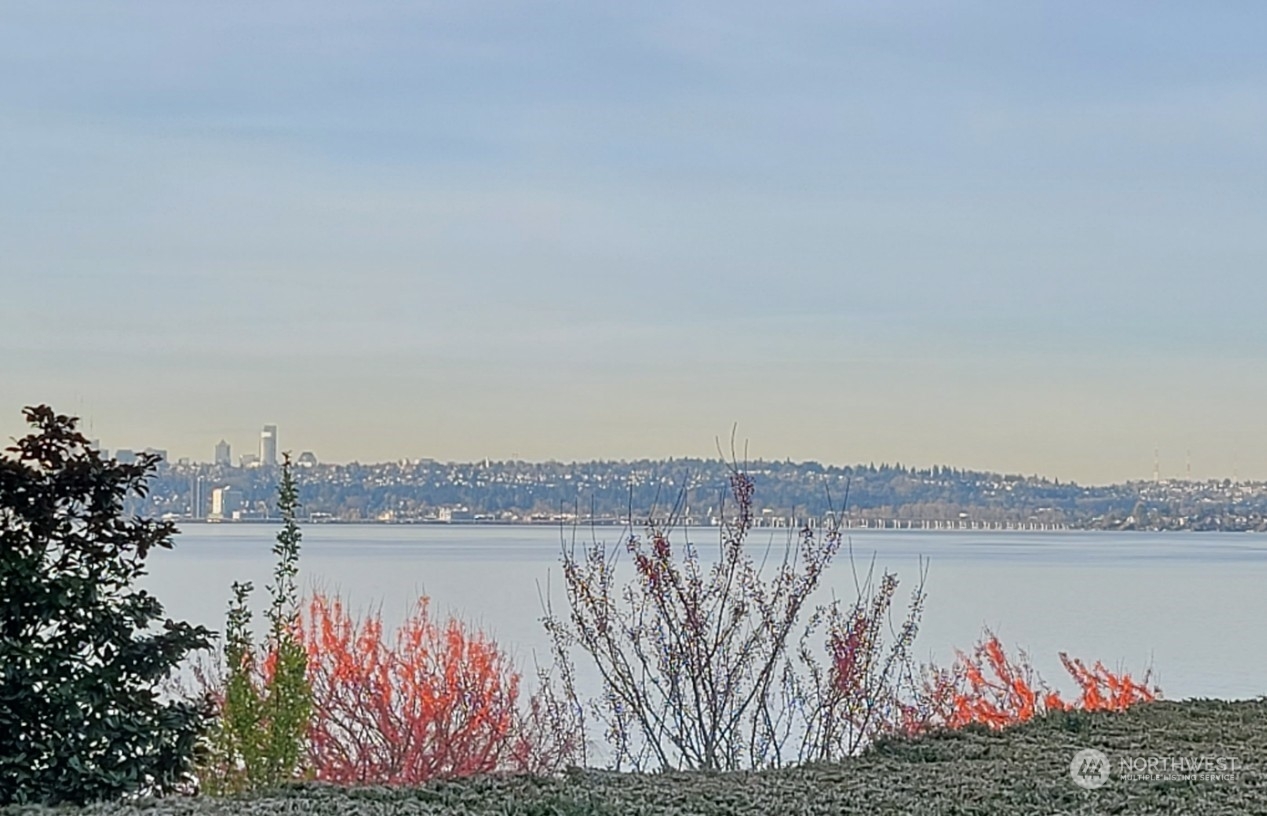 Property Photo:  6620  Lake Washington Boulevard NE 101  WA 98033 