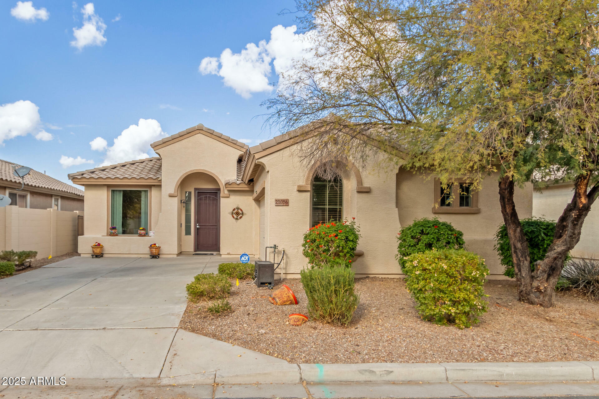 Property Photo:  21056 E Avenida Del Valle --  AZ 85142 