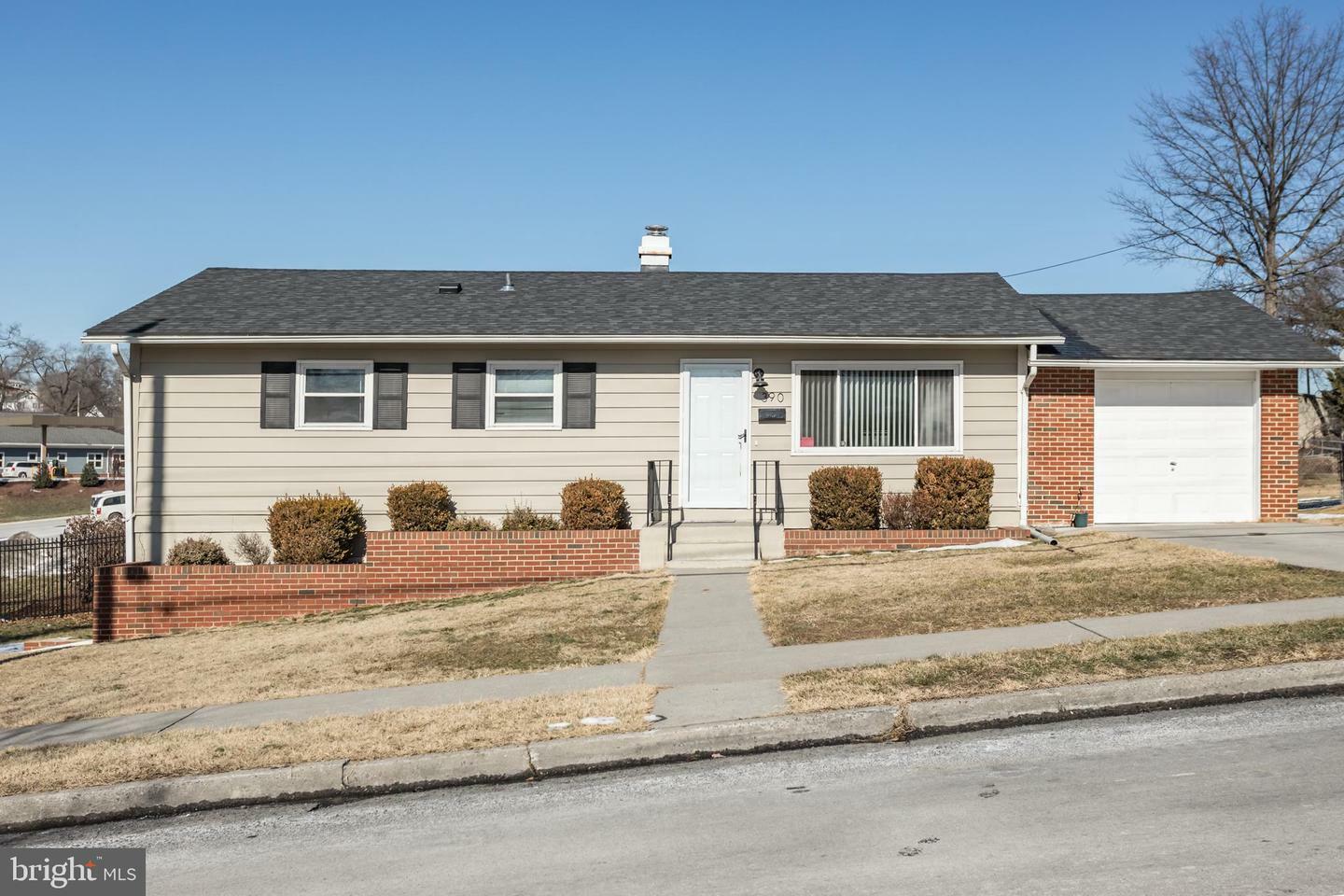 Property Photo:  390 E Pall Mall Street  VA 22601 