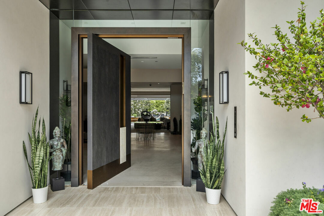 Property Photo:  616 N Beverly Dr  CA 90210 