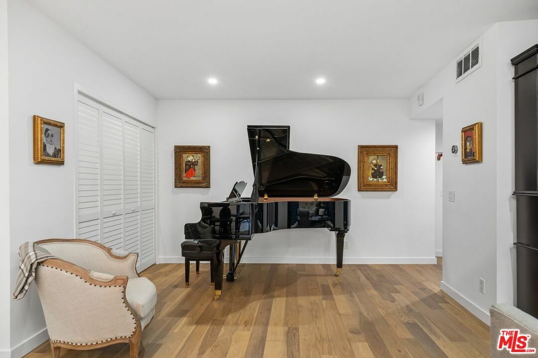 Property Photo:  7250   Franklin Ave 101  CA 90046 