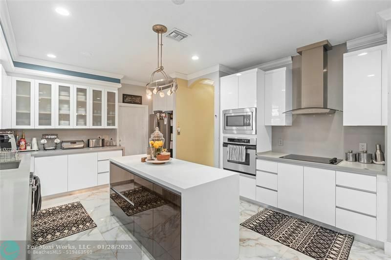 Property Photo:  1000 SW 191st Ave  FL 33029 