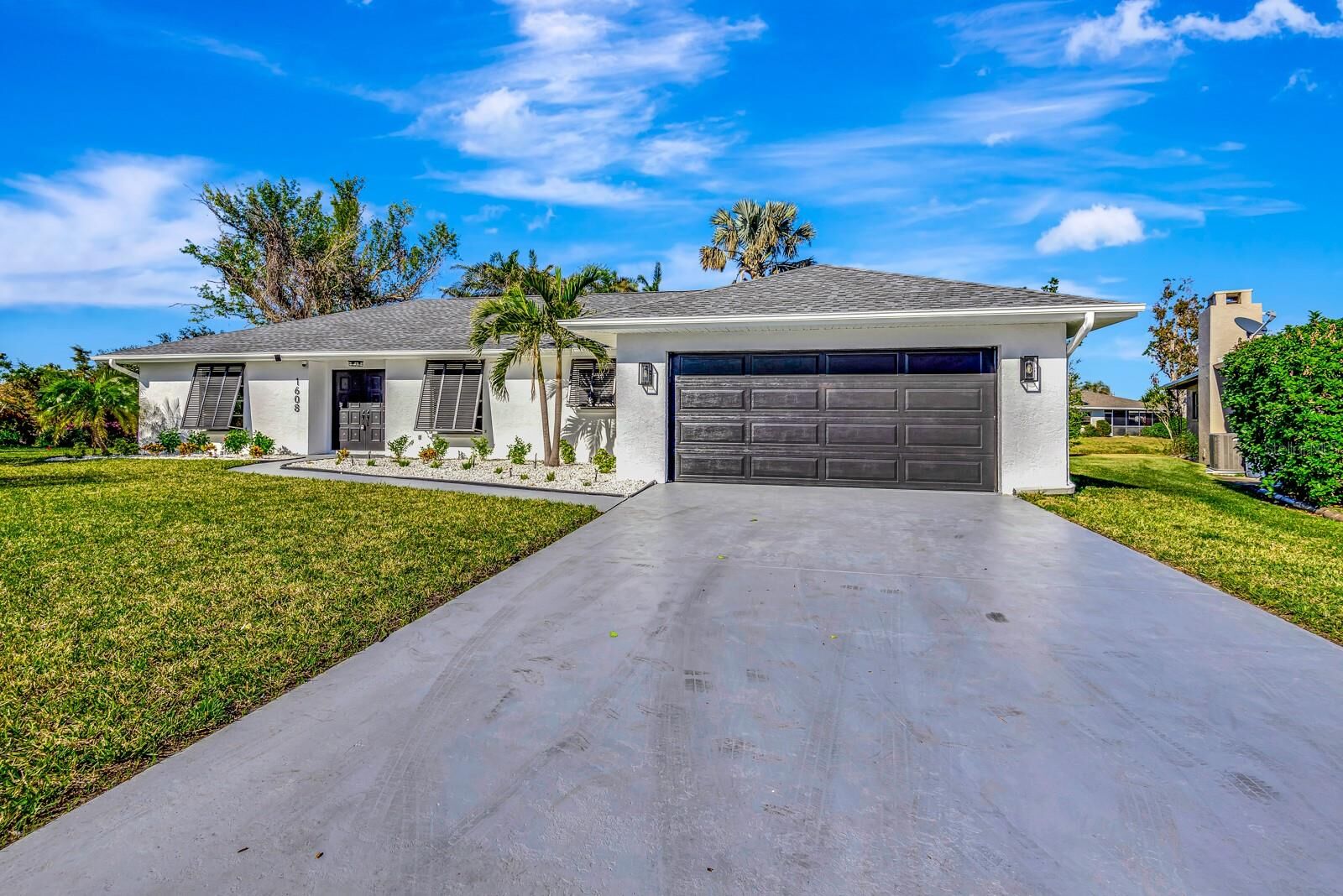 Property Photo: 1608 Honey Court FL 34293