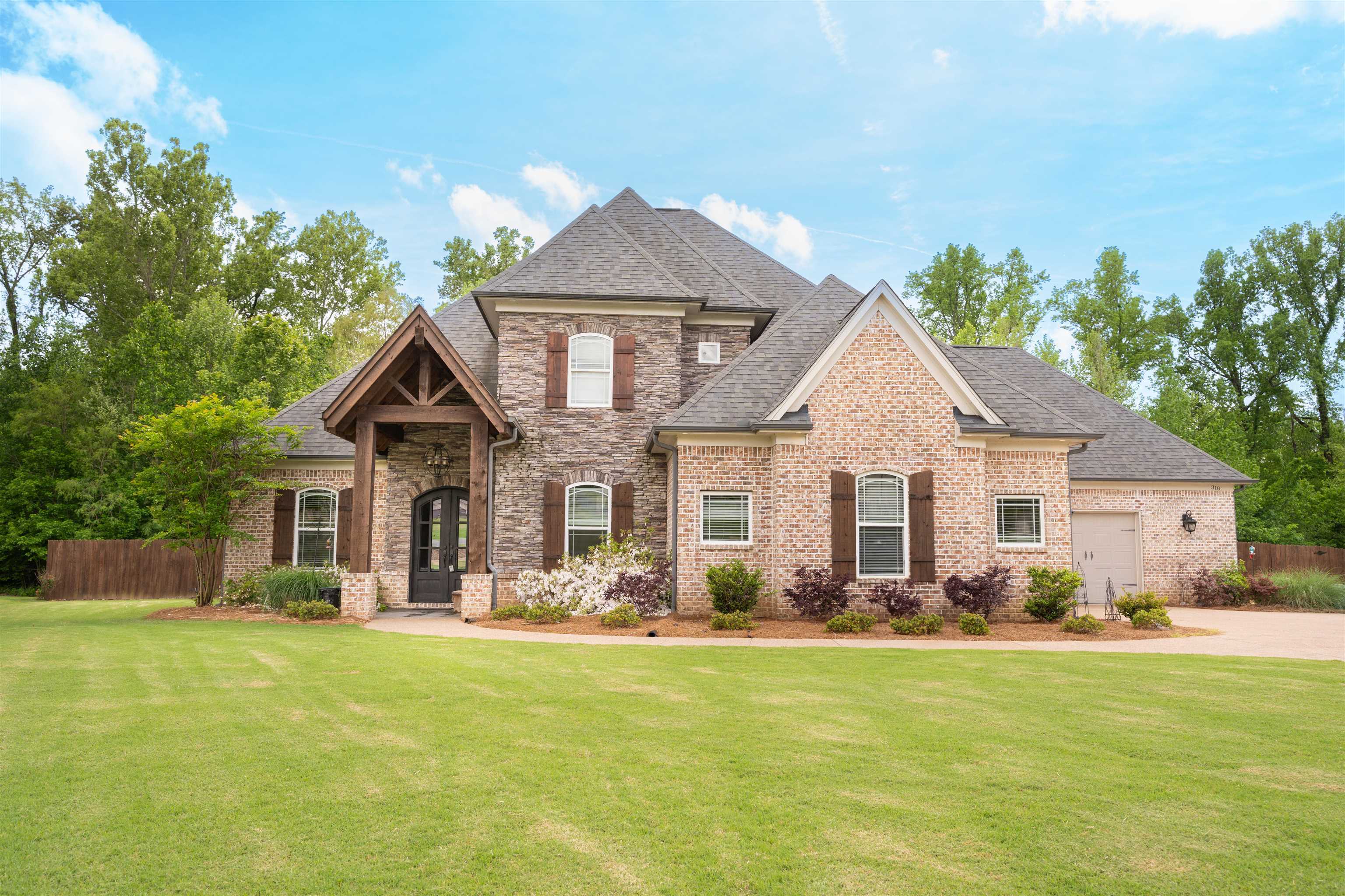 Property Photo: 318 Salem Oaks Cv TN 38004