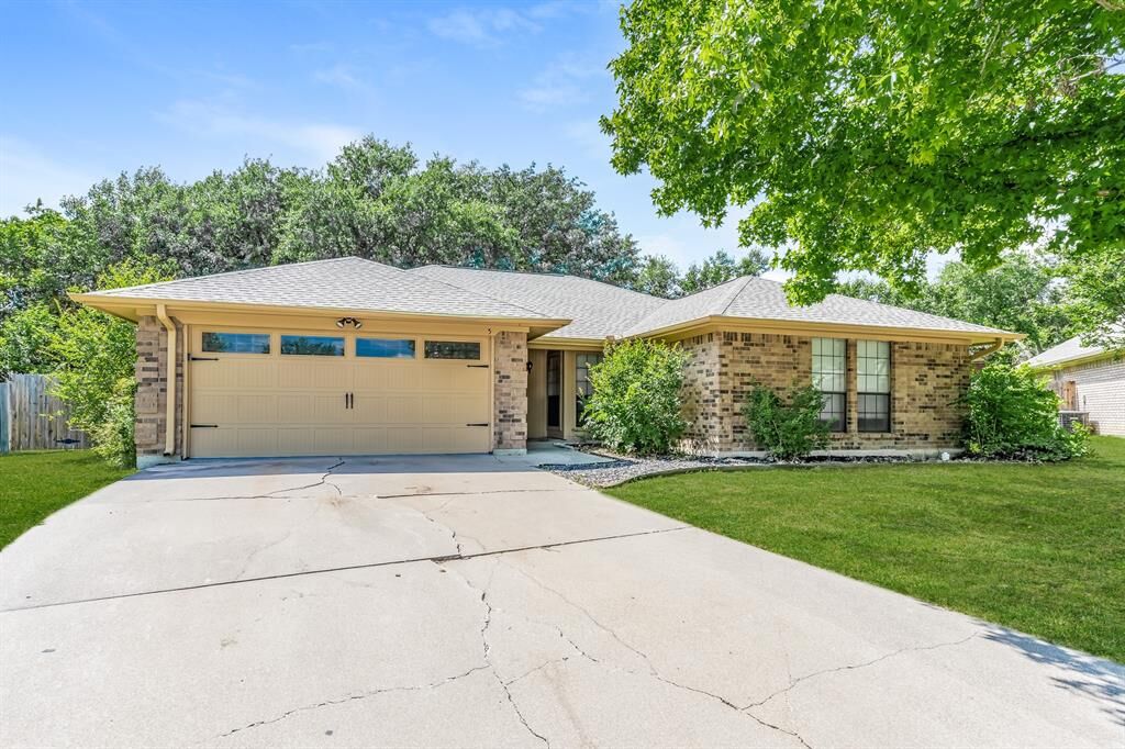 Property Photo: 5 Hastings Court TX 76063