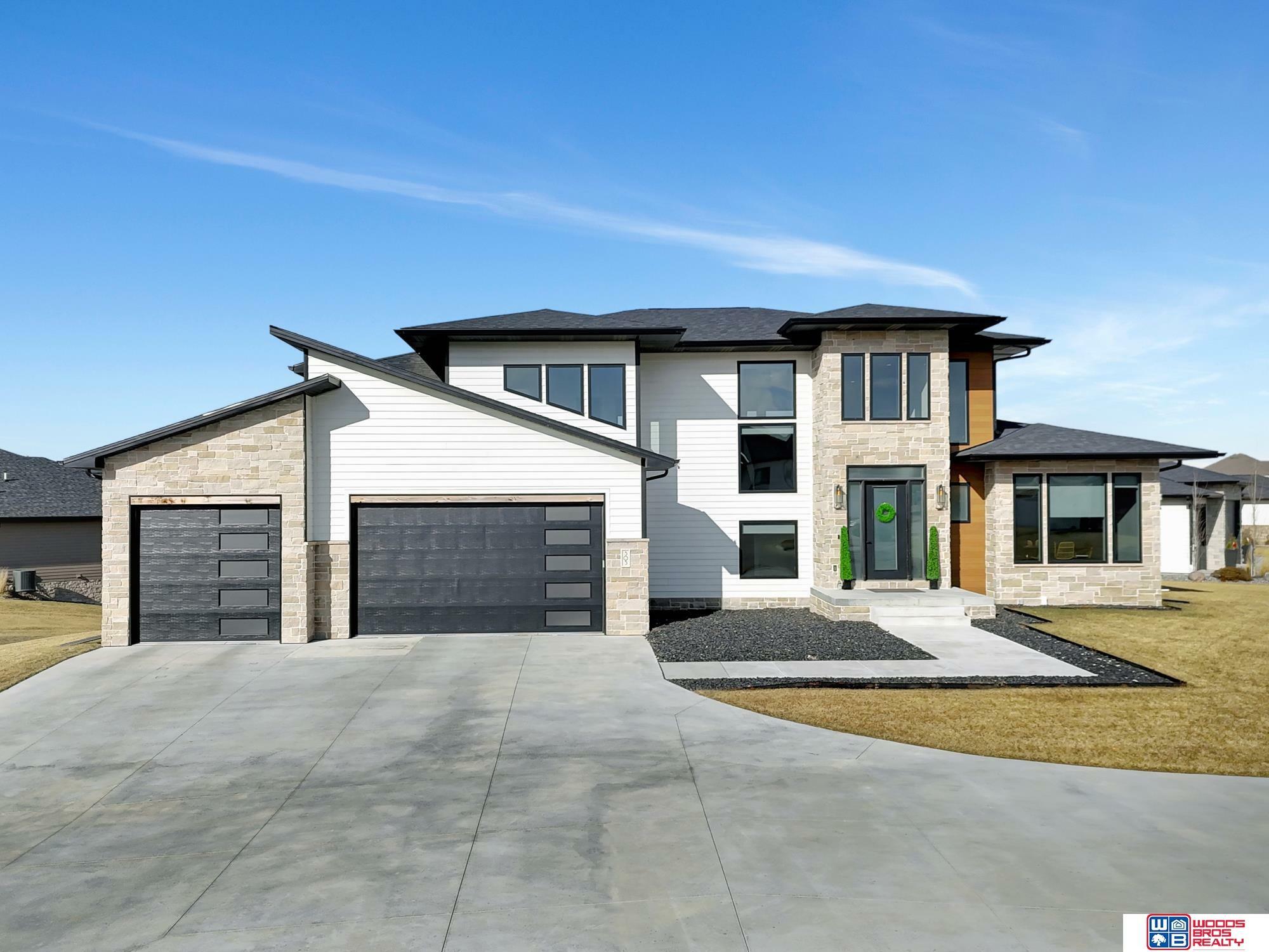 Property Photo: 505 Waterside Way NE 68527