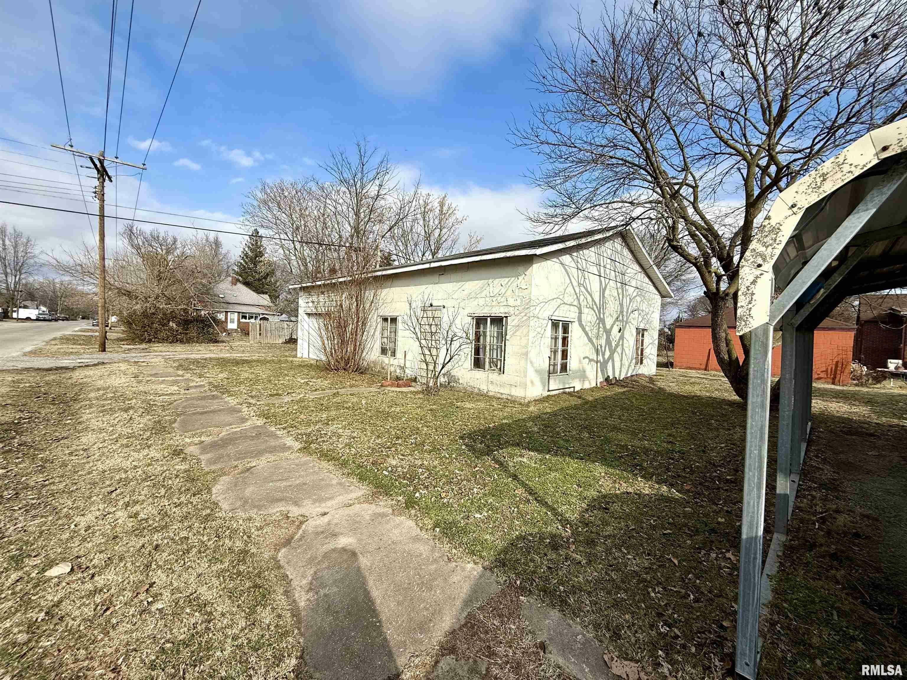 Property Photo:  401 E St Louis Street  IL 62896 