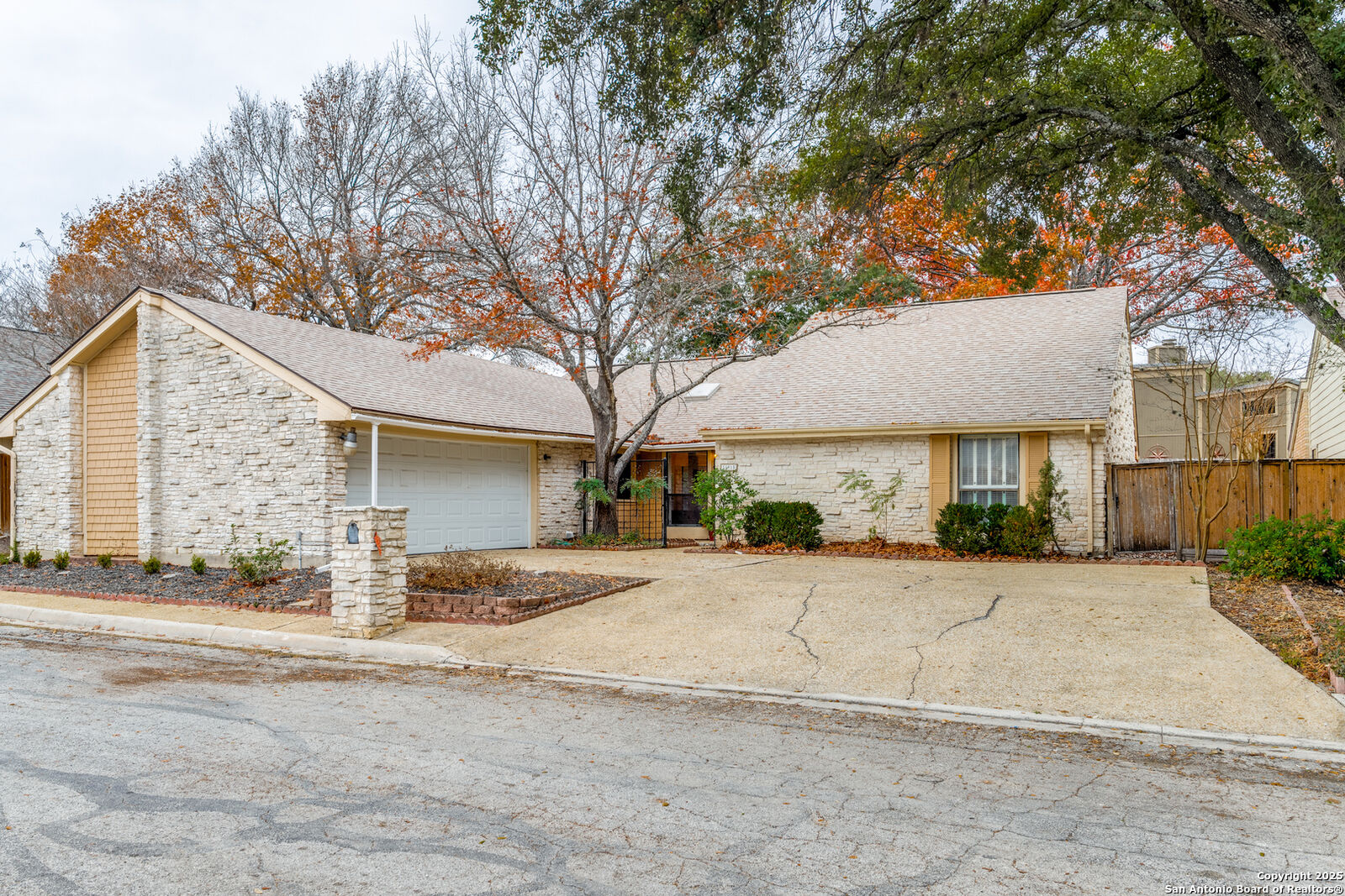 Property Photo:  11915 Pepperidge Cv  TX 78213 