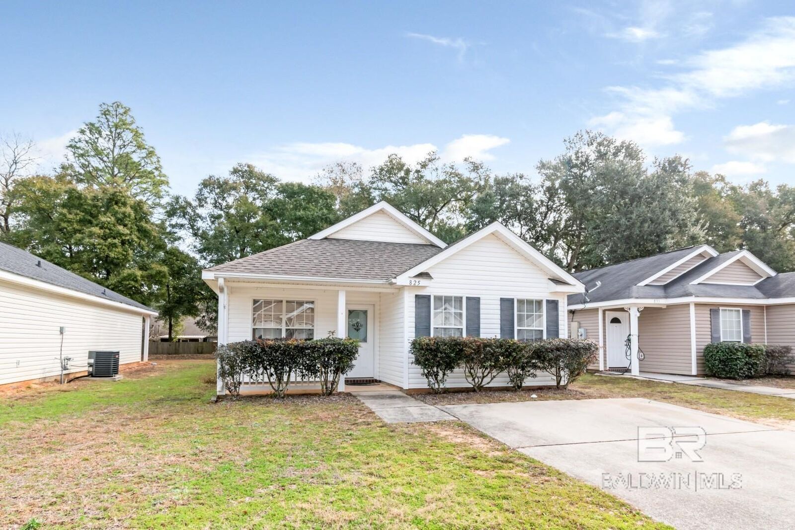 Property Photo: 825 W Willow Bridge Drive AL 36695
