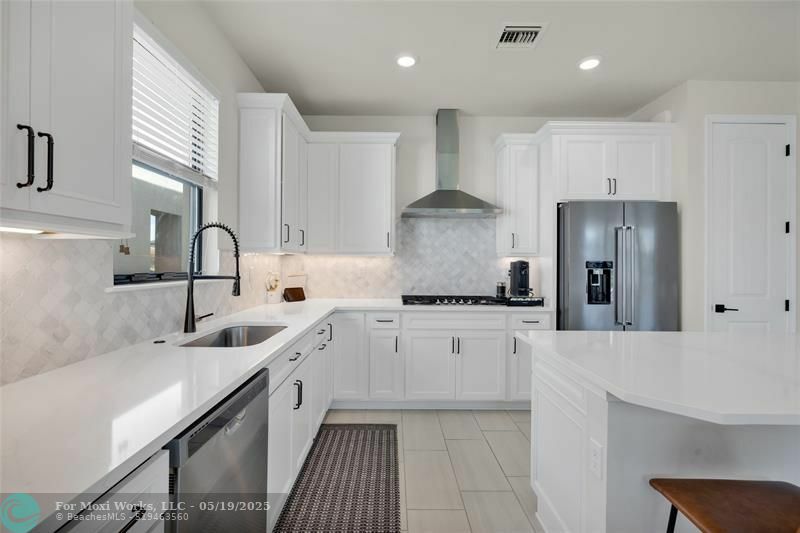 Property Photo: 4511 E Pinehurst Trl FL 33309