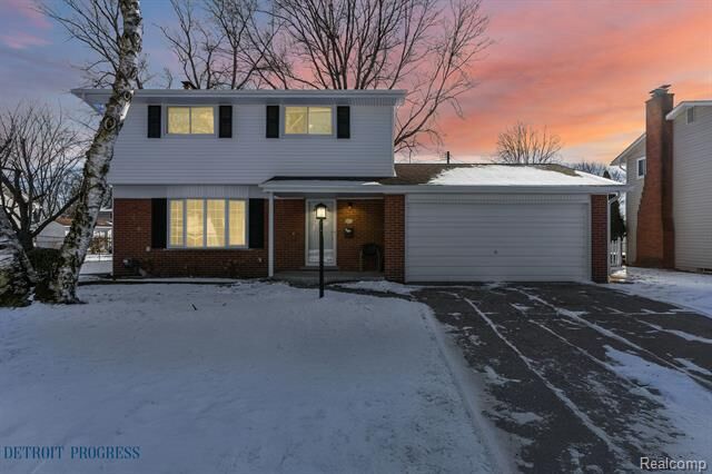 Property Photo: 40622 Windy Cove MI 48313