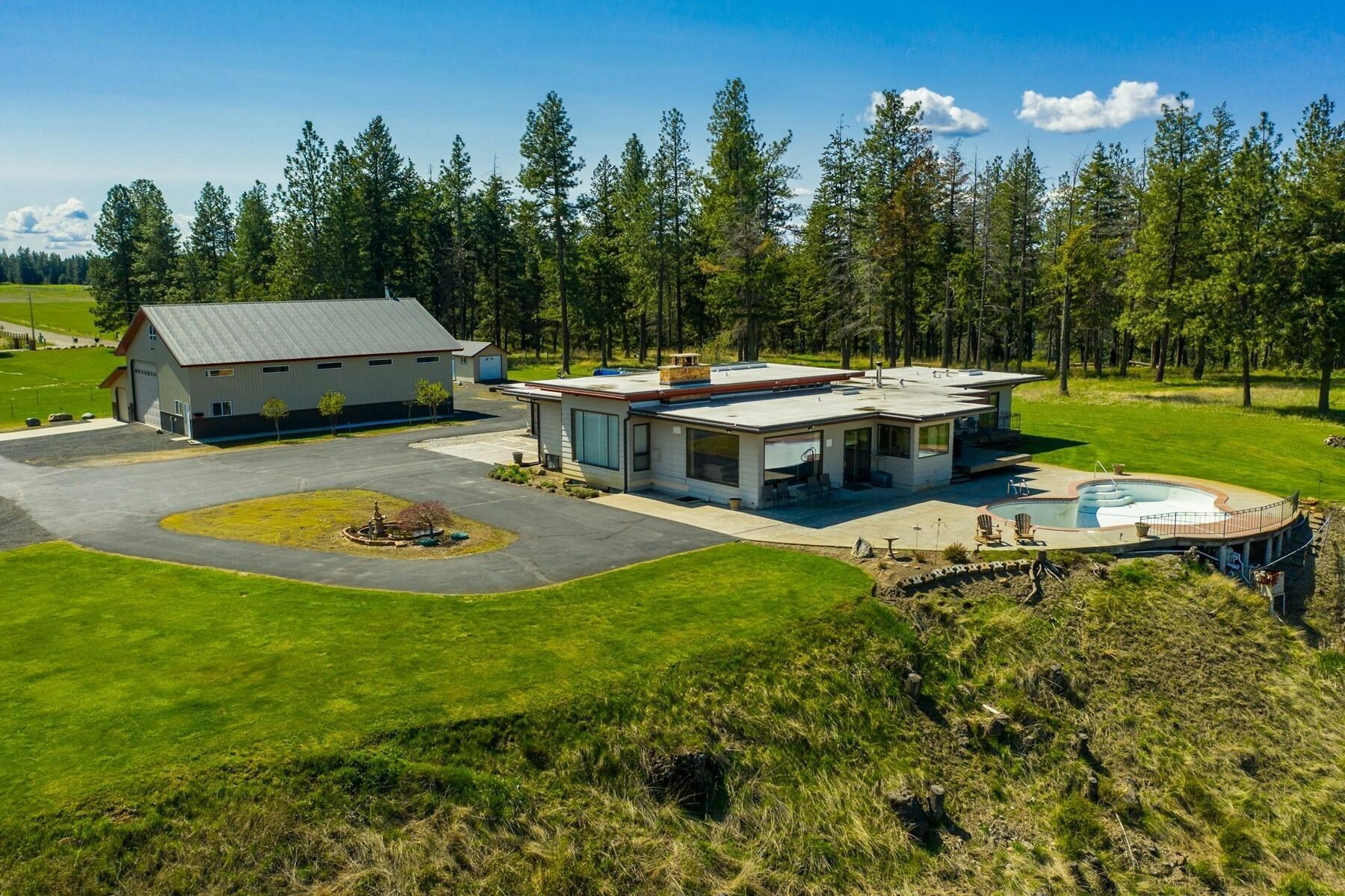 Property Photo: 25512 N Orchard Bluff Rd WA 99003