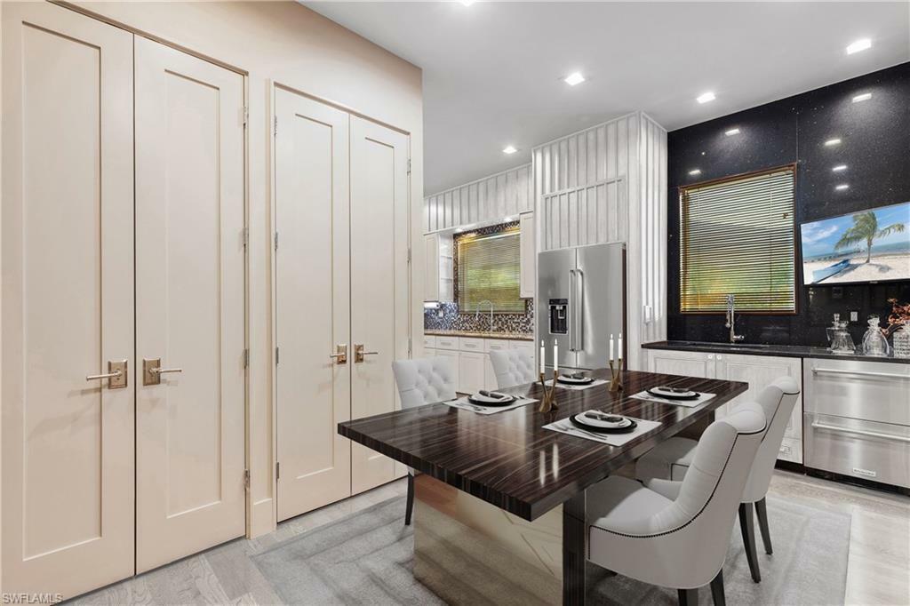 Property Photo: 6908 Lone Oak Blvd FL 34109