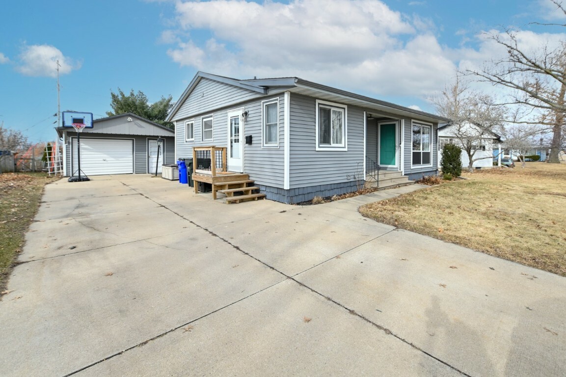 Property Photo:  4712 F Avenue NE  IA 52402 