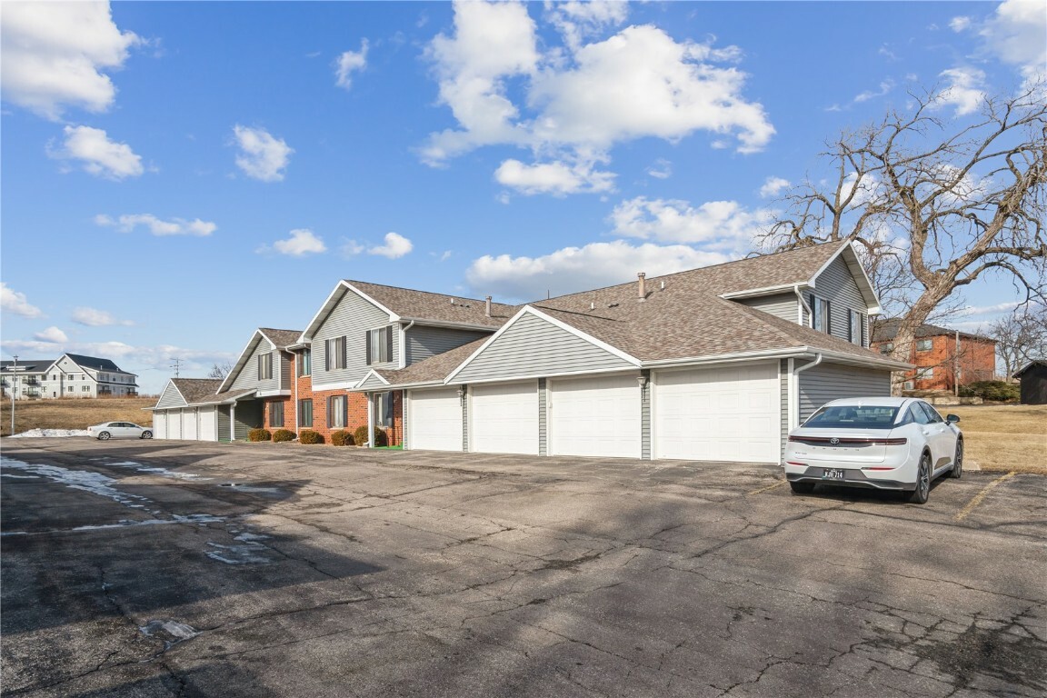 Property Photo:  820 Edward Court SE 136  IA 52403 