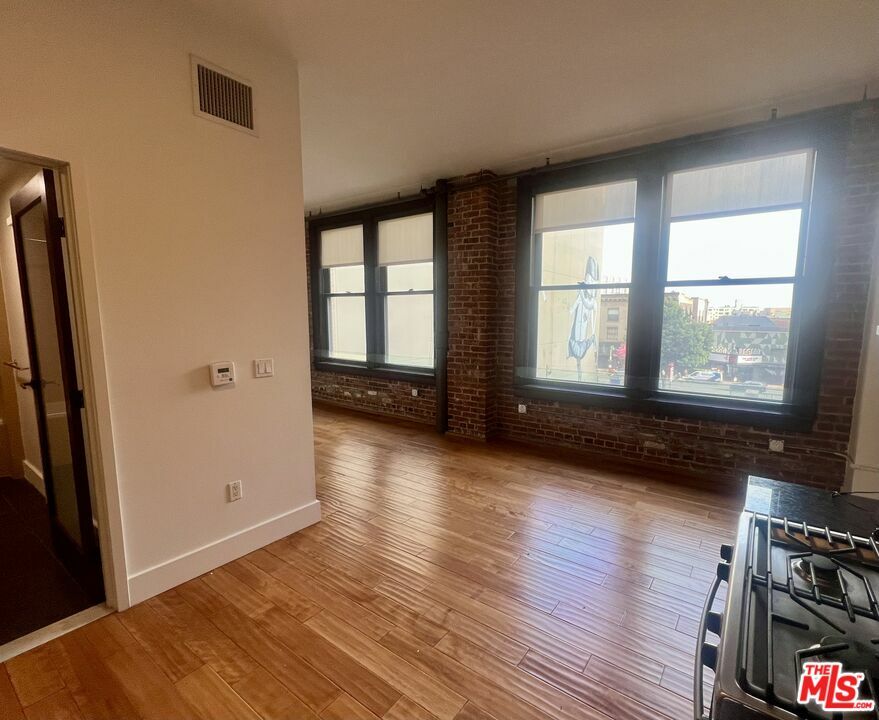 Property Photo:  460  S Spring St 304  CA 90013 