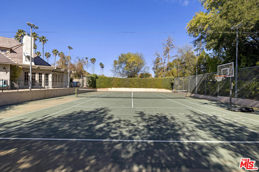 Property Photo:  5200 Collier Pl  CA 91364 